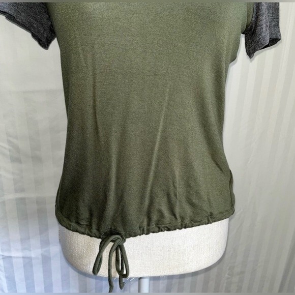 No Boundaries Green Gray Daisy Floral Short Sleeve Top Juniors Size Medium - Picture 4 of 9